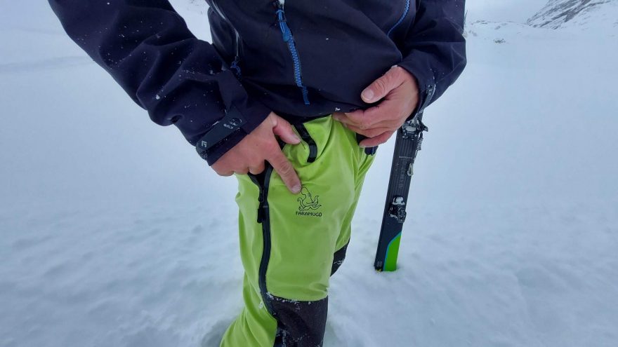 Faramugo Buuraha a nezaměnitelná chobotnice na pravém stehně