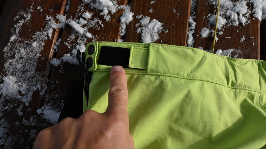 Minimum a maximu stažení pasu je dáno délkou suchých zipů v pase - Faramugo Buuraha