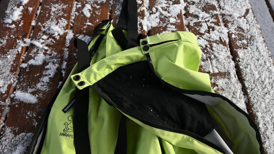 Rozepnutý bok díky celopropínacímu zipu dovoluje oblečení bez nutnosti sundávat boty či lyže - Faramugo Buuraha