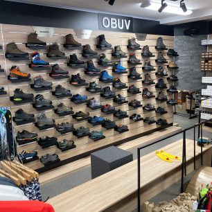 Prodejna PROTREK v Praze nabízí široký sortiment outdoorové obuvi.