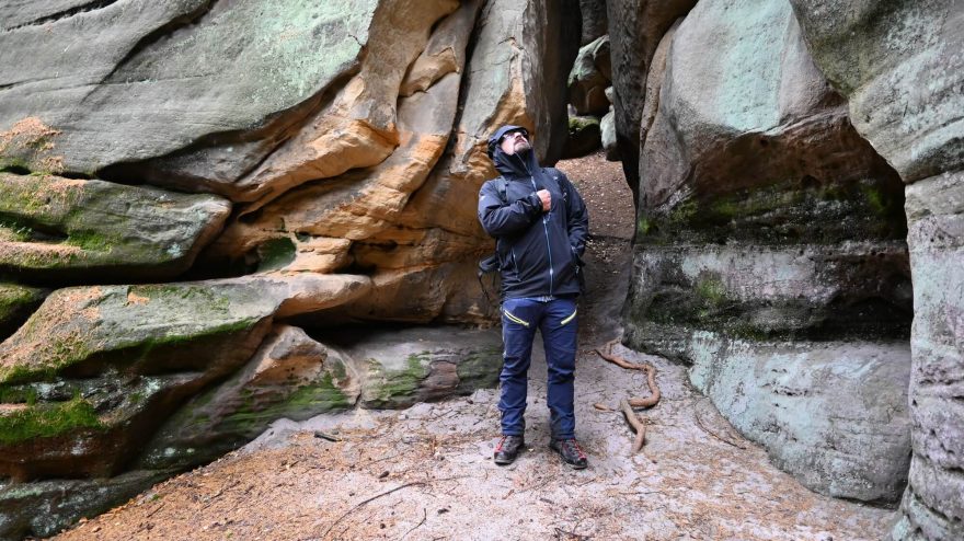 Náprsní kapsa je zejména určena pro telefon - DIRECT ALPINE ICON