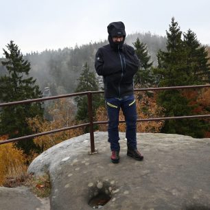 Ventilačními otvory se dostanete do spodní vrstvy nebo takto schováte celé ruce - DIRECT ALPINE ICON