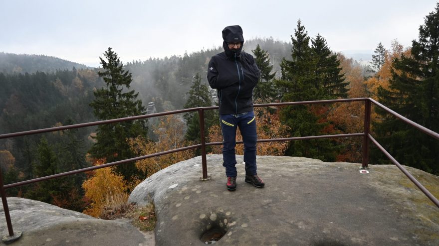 Ventilačními otvory se dostanete do spodní vrstvy nebo takto schováte celé ruce - DIRECT ALPINE ICON
