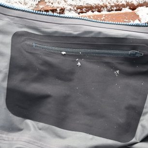 Vnitřní kapsa na pravé straně je spíše menší a můj telefon SAMSUNG A52 nepojme