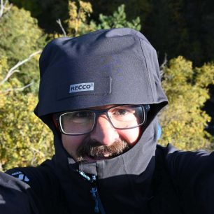 Vyztužený štítek kapuce je opatřen RECCO systémem - DIRECT ALPINE ICON