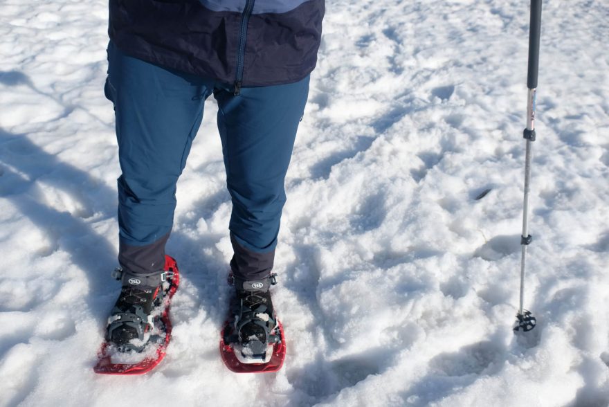 Přes rozepnuté bočné větrací otvory kalhoty nijak neodstávají