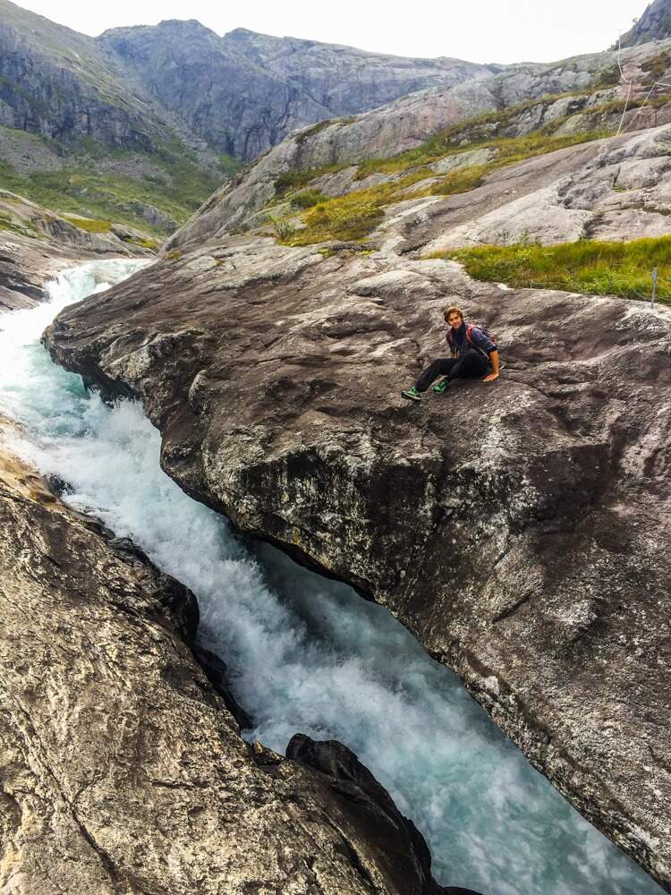 Překračování divoké řeky. Túra do údolí čtyř vodopádů, Hardangervidda, Norsko