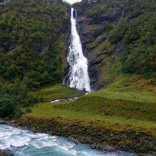 Vodopád Avdalsfossen v údolí Utladalen, NP Jotunheimen, Norsko.