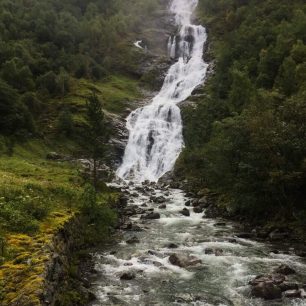 Vodopád Hjellefossen, NP Jotunheimen, Norsko.