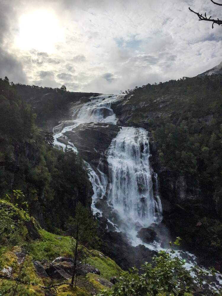 Vodopád Nyastolfossen​. Túra do údolí čtyř vodopádů, Hardangervidda, Norsko