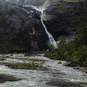 Vodopád Nykkjesoyfossen. Túra do údolí čtyř vodopádů, Hardangervidda, Norsko