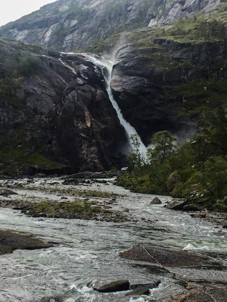 Vodopád Nykkjesoyfossen. Túra do údolí čtyř vodopádů, Hardangervidda, Norsko