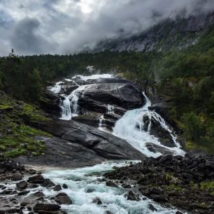 Vodopád Tveitafossen. Túra do údolí čtyř vodopádů, Hardangervidda, Norsko