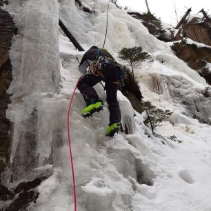 Testování kompletu DECATHLON WEDZE při lezení ledů
