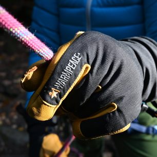 Kvalitní a silná kůže vydrží i zacházení s lanem - WARMPEACE GRYM