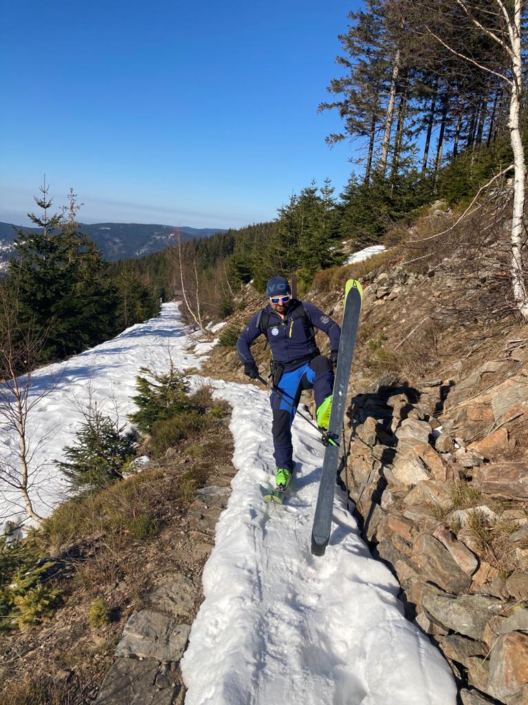 Pásy mají dobrý poměr syntetiky a mohéru - SKIALPOVÉ LYŽE MT 85 S VÁZÁNÍM WEDZE