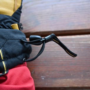 Poutko pro zavěšení je provedeno kvalitně a jen tak se neutrhne - WARMPEACE GRYM