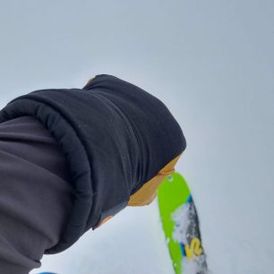 Prodloužený díl spolehlivě chrání zápěstí a udržuje ho v teple - WARMPEACE GRYM