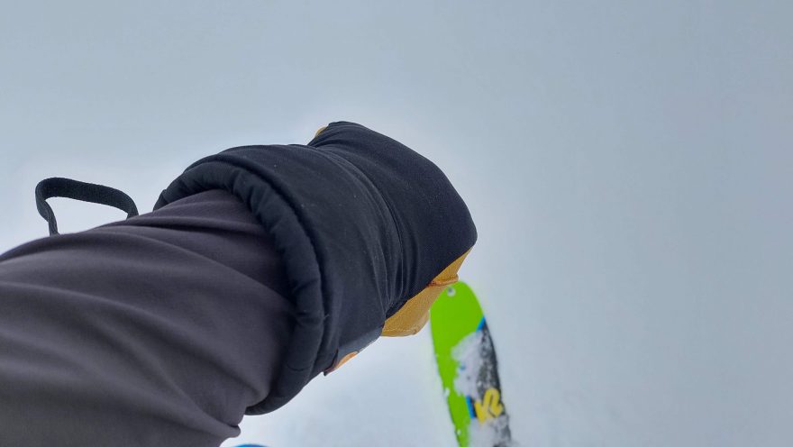 Prodloužený díl spolehlivě chrání zápěstí a udržuje ho v teple - WARMPEACE GRYM