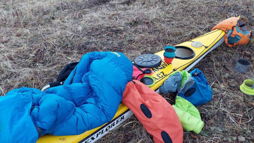 Prosincová seakajaková výprava z Prahy do Hřenska se opět neobešla bez SPACÁKU YATE ANSERIS