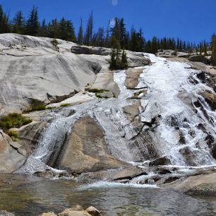Vodopád na říčce Lewis Creek,Yosemite NP, Kalifornie, USA