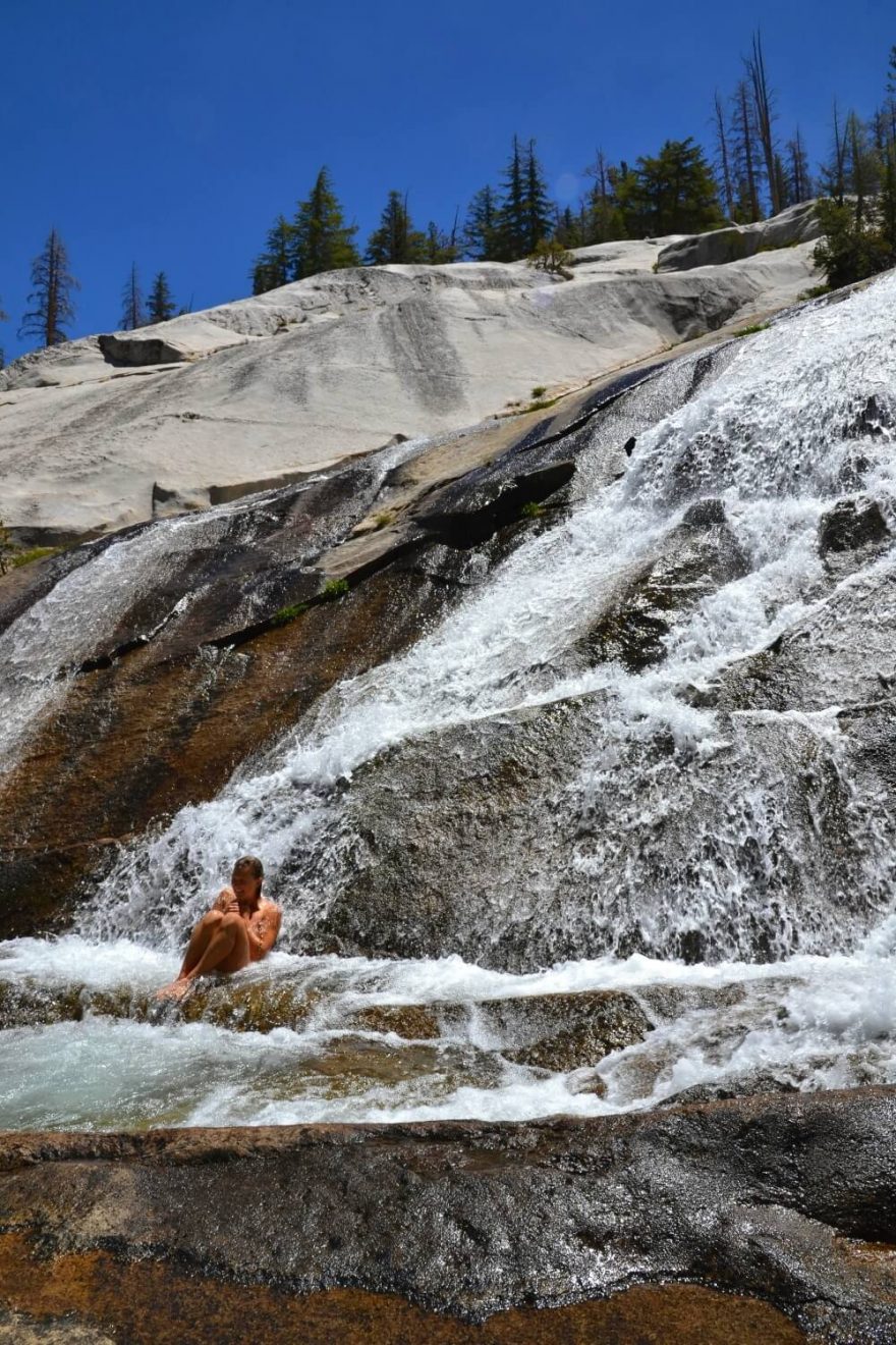 Koupání pod vodopádem na říčce Lewis Creek, Yosemite NP, Kalifornie, USA