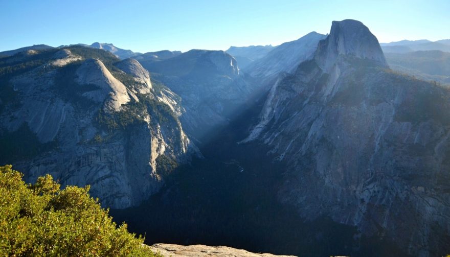 První ranní paprsky na vyhlídce Glacier Point. Yosemite Valley, Kalifornie, USA