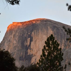 Západ slunce zbarvuje vrchol Half Dome, Yosemite Valley, Kalifornie, USA