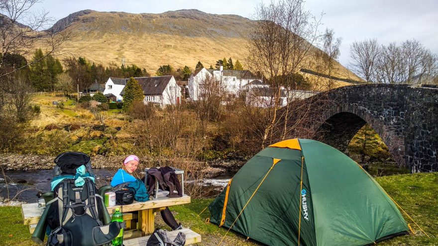 Kempovat se dá kdekoliv. Bridge of Orchy, West Highland Way, Skotsko