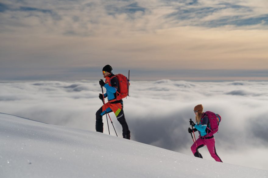 Při náročném výstupu oceníme oblečení, které dobře odvětrává. Rychlý transport vlhkosti je velkou výhodou hybridních bund, které mívají nejčastěji záda, boky a rukávy vyrobené ze strečového materiálu s výbornou prodyšností.