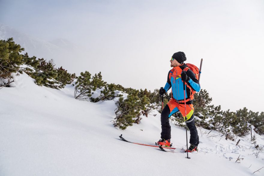 Propracovaný ergonomický střih skialpového oblečení Northfinder umožňuje maximální rozsah a volnost pohybu.