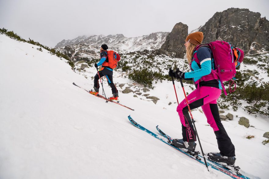 Propracovaný ergonomický střih skialpového oblečení Northfinder umožňuje maximální rozsah a volnost pohybu.