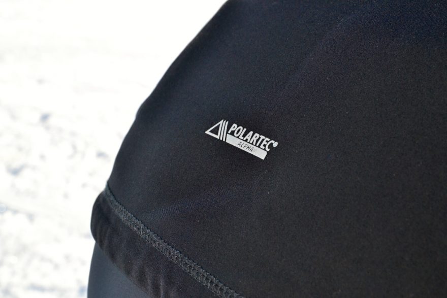 Špičkový materiál Polartec® Alpha® Direct vyniká excelentní prodyšností, rychlým schnutím a snadnou údržbou. Díky tomu, že nepotřebuje podšívku, má celý oděv nižší hmotnost.