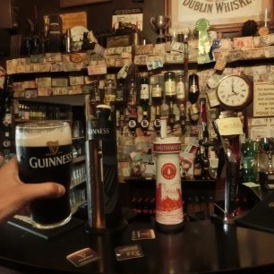 Odměna v podobě piva Guiness. Wicklow Way, nejstarší dálkový trek v Irsku