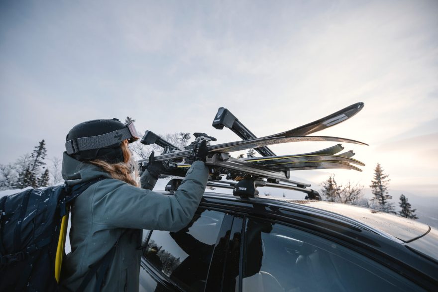 Střešní nosič na lyže Thule SnowPack Extender umožní bezpečnou přepravu lyží či snowboardů na střeše vozu.