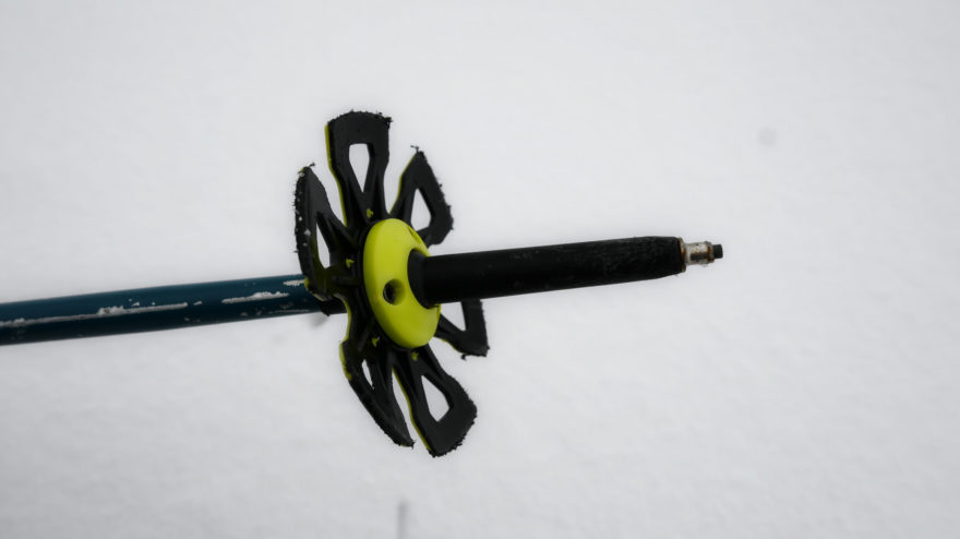 Talířek holí CAMP Ski Track je výklopný a méně vystřeluje na tvrdém sněhu