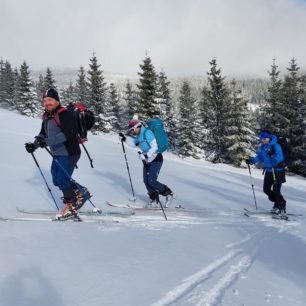 Tužší talířek holí CAMP Ski Track poskytuje kvalitní oporu i na přefouknutém sněhu
