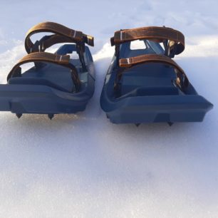 Sněžnice Decathlon SH100 Easy mají lehce zahnutý tvar.