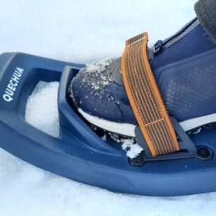 Detail špičky opřené o plastovou zarážku. Sněžnice Decathlon SH100 Easy