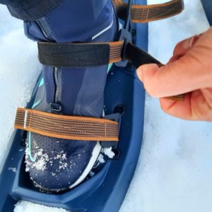 Všechny popruhy je potřeba pevně dotáhnout, aby sněžnice správně seděly. Sněžnice Decathlon SH100 Easy