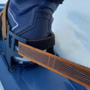 Všechny popruhy je potřeba pevně dotáhnout, aby sněžnice správně seděly. Sněžnice Decathlon SH100 Easy