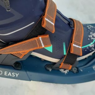 Možné uchycení přečuhujícího zadního popruhu (pro lidi s menší nohou). Sněžnice Decathlon SH100 Easy