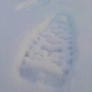 Spodní díl sněžnic Decathlon SH100 Easy má hrubší vzorek a tři páry hrotů