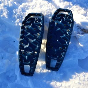 Spodní díl sněžnic Decathlon SH100 Easy má hrubší vzorek a tři páry hrotů