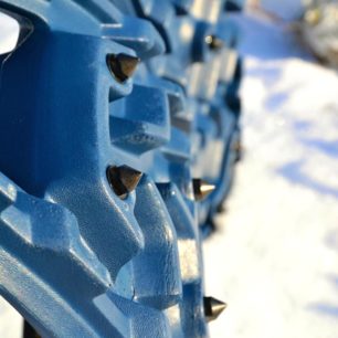 Spodní díl sněžnic Decathlon SH100 Easy má hrubší vzorek a tři páry hrotů