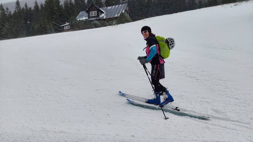 Hlavní celopropínací zip na zateplené sukni NORTHFINDER JARABA umožňuje oblečení i s lyžemi na nohou