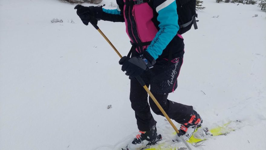 Na koncích rukávů jsou otvory na palce a snadněji se natahují rukavice - NORTHFINDER KRIZNA