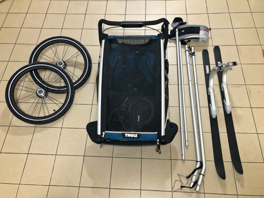 Lyžařský set kočárku Thule Chariot Cross se skládá ze dvou lyží, dvou teleskopických tažných tyčí a polstrovaného opasku.