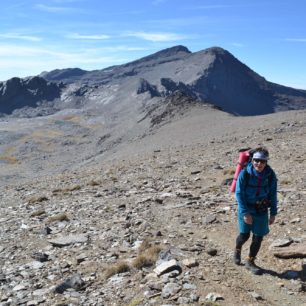 Stoupání do sedla nad jezerem Caldera. V pozadí vrchol Veleta. Sierra Nevada, Andalusie, Španělsko