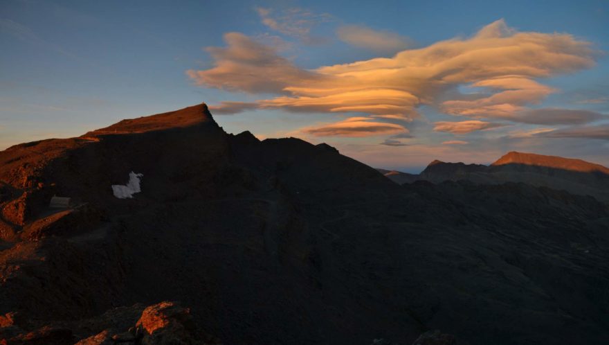 Západ slunce od refugia Capileira. Sierra Nevada, Andalusie, Španělsko